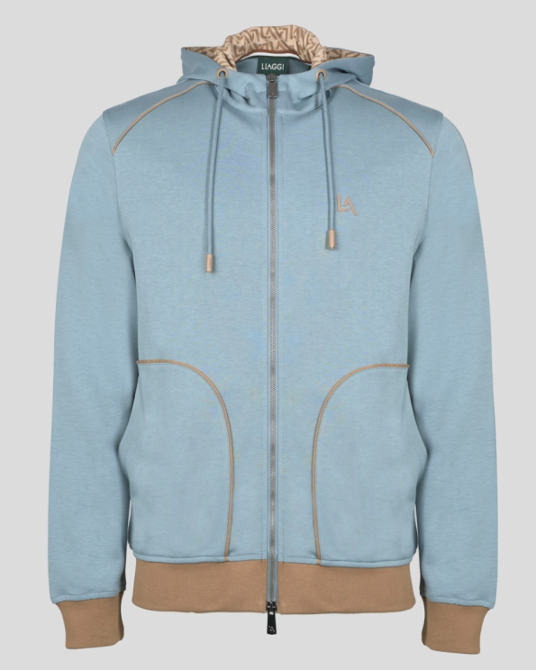 СПОРТЕН ЕКИП С КАЧУЛКА ОТ 100% ПАМУК С ЛОГО ЕМБЛЕМА В ЛЕДЕНО СИН ЦВЯТ