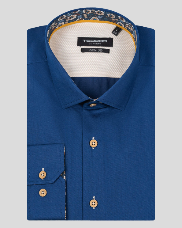 СИНЯ КЛАСИЧЕСКА РИЗА С ФЛОРАЛНА ГАРНИТУРА ОТ ПАМУЧЕН ГАБАРДИН