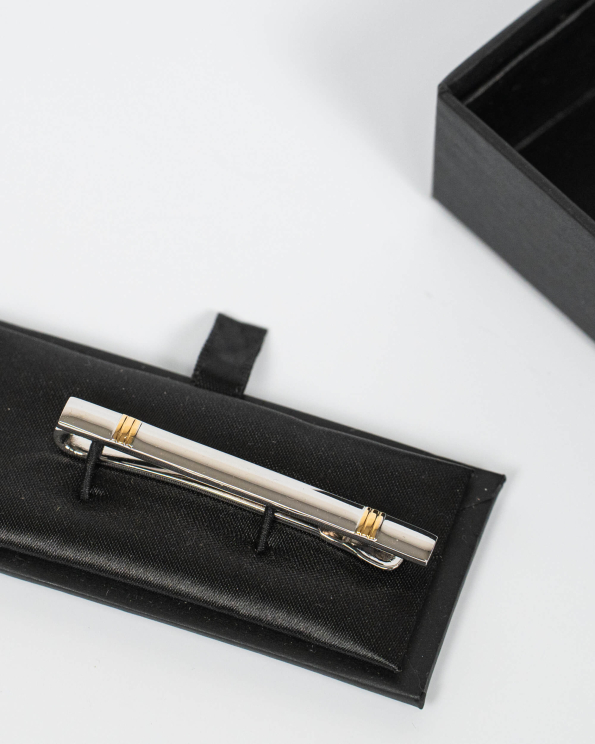 СРЕБРИСТА ИГЛА ЗА ВРАТОВРЪЗКА СЪС ЗЛАТИСТИ ЛИНИИ