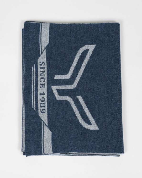 ВЪЛНЕН ДВУЛИЦЕВ ШАЛ С ЛОГО И НАДПИС  В ДЕНИМ СИН И СИВ ЦВЯТ