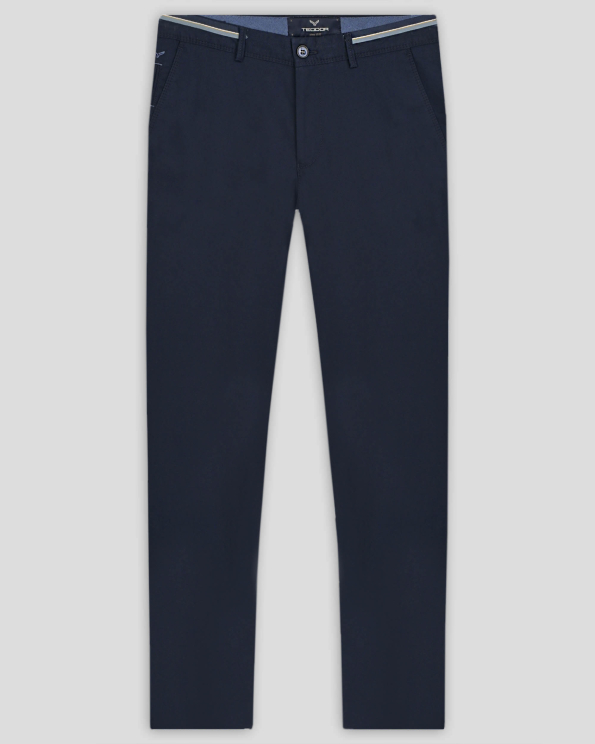 ТЪМНОСИН ЧИНО ПАНТАЛОН С КОНТРАСТЕН ШИРИТ НА КОЛАН