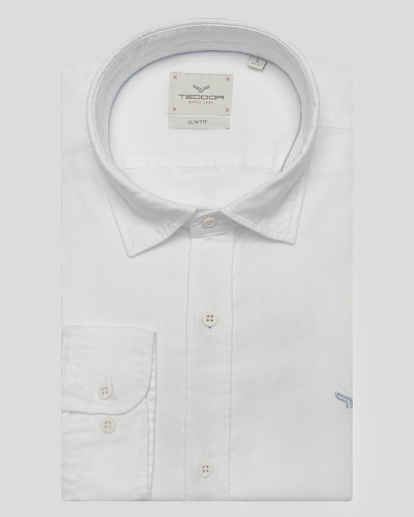 БЯЛА СТРУКТУРНА РИЗА С КОНТРАСТЕН ШИРИТ И БРОДЕРИЯ ЛОГО