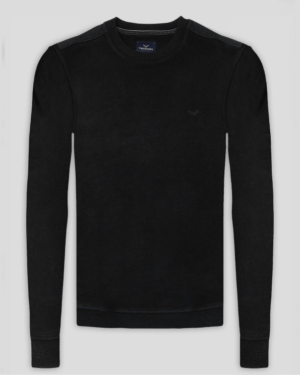 ЧЕРНА БЛУЗА С ОБЛО ДЕКОЛТЕ И ГАРНИТУРА ОТ ВЕЛУР НА РАМЕНЕТЕ 