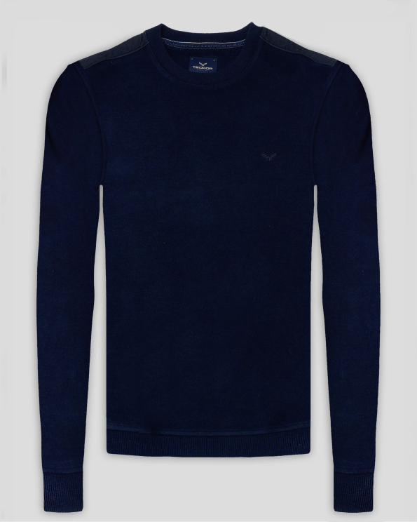 ТЪМНОСИНЯ БЛУЗА С ОБЛО ДЕКОЛТЕ И ГАРНИТУРА ОТ ВЕЛУР НА РАМЕНЕТЕ