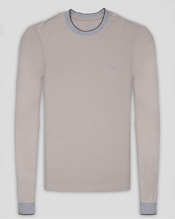 СВЕТЛОБЕЖОВА БЛУЗА ТРИКО С КОНТРАСТНО  ДЕКОЛТЕ И МАНШЕТИ 