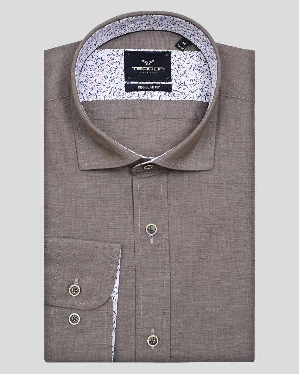 КАФЯВА РИЗА С КОНТРАСТНА ГАРНИТУРА НА ЯКАТА И МАНШЕТИТЕ