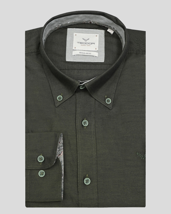 ТЪМНОЗЕЛЕНА РИЗА С КОНТРАСТНА ГАРНИТУРА НА ЯКА И МАНШЕТИ 