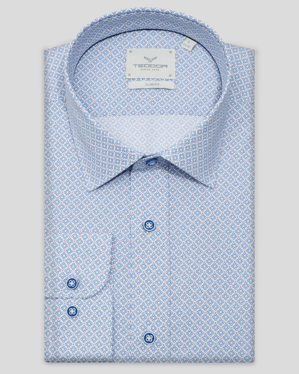 БЯЛА ВТАЛЕНА РИЗА ОТ ФИН ПАМУК С КОНТРАСТЕН ФИГУРАЛЕН ПРИНТ