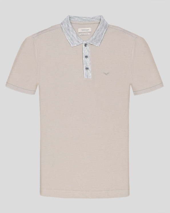 БЕЖОВА ТЕНИСКА ОТ PREMIUM ПАМУК С ПЛЕТЕНА ЯКА И КОПЧЕТА 