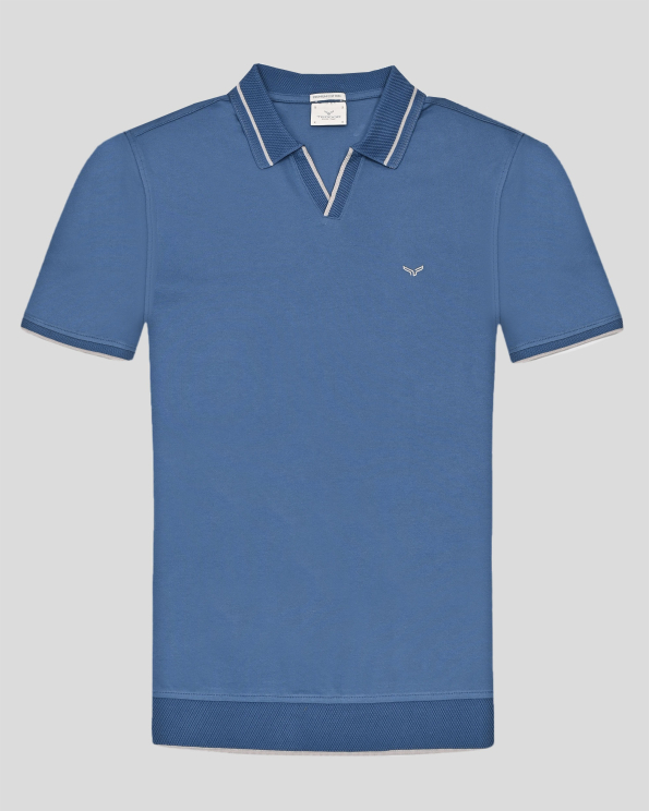 СРЕДНО СИНЯ ТЕНИСКА С ПОЛО ЯКА И V-ОБРАЗНО ДЕКОЛТЕ