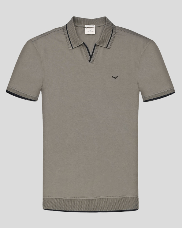 ТЕНИСКА С ПОЛО ЯКА И V-ОБРАЗНО ДЕКОЛТЕ ОТ PREMIUM ПАМУК В ЦВЯТ КАКИ