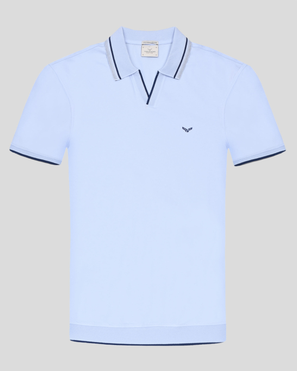 СВЕТЛОСИНЯ ТЕНИСКА ОТ PREMIUM ПАМУК С V-ОБРАЗНО ДЕКОЛТЕ И ДЕСЕНАЦИИ