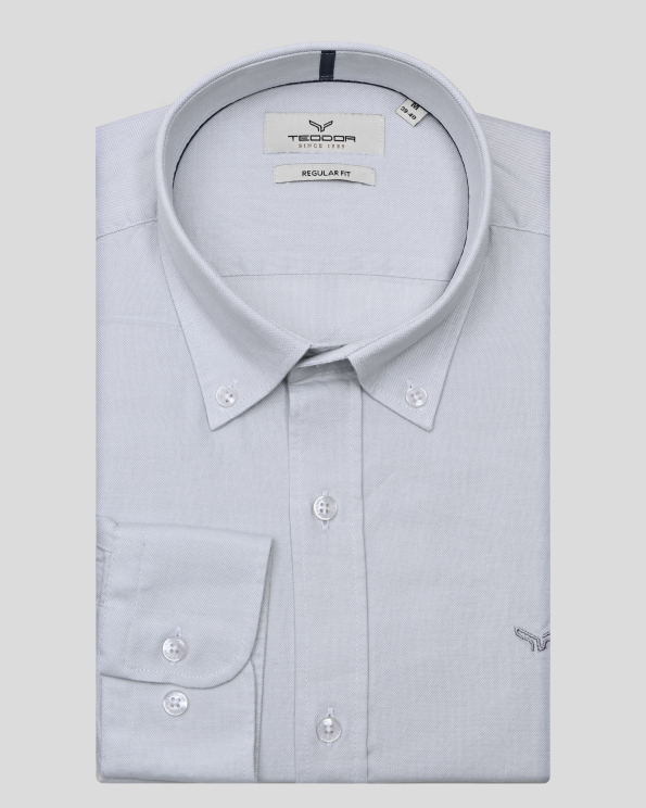 СВЕТЛОСИВА РИЗА С КОПЧЕТА НА ЯКАТА ОТ СТРУКТУРЕН ПАМУЧЕН ПЛАТ ОКСФОРД