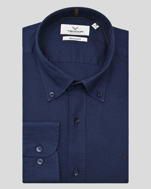 ТЪМНОСИНЯ РИЗА С КОПЧЕТА НА ЯКАТА ОТ СТРУКТУРЕН ПАМУЧЕН ПЛАТ ОКСФОРД 