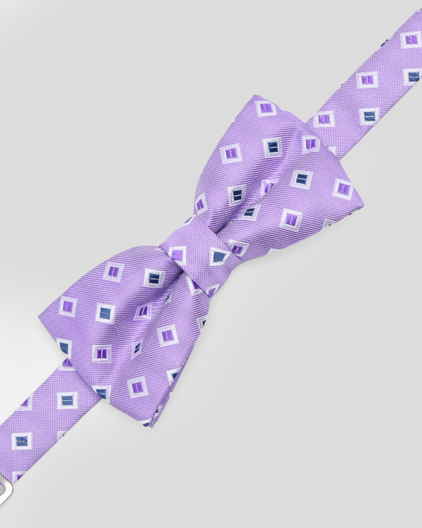 СВЕТЛОЛИЛАВА ПАПИЙОНКА В КОНТРАСТЕН ФИГУРАЛЕН ДЕСЕН 