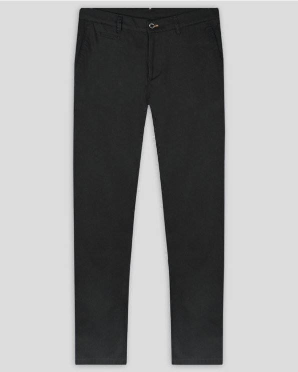 ЧЕРЕН ЧИНО ПАНТАЛОН С ДВОЙНИ ФИЛЕТКИ И КОЖЕНА ЛОГО ЕМБЛЕМА 