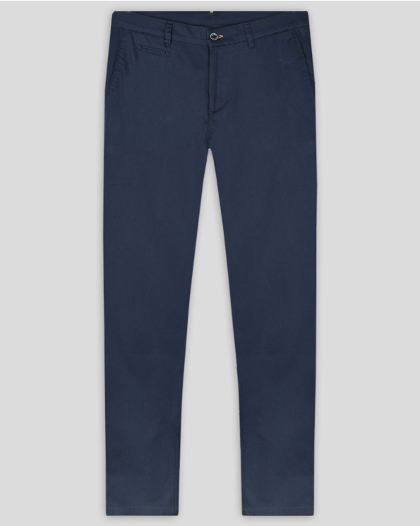 ТЪМНОСИН ЧИНО ПАНТАЛОН С ДВОЙНИ ФИЛЕТКИ И КОЖЕНА ЛОГО ЕМБЛЕМА 