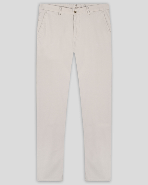 БЕЖОВ ЧИНО ПАНТАЛОН С ЕДИНИЧНИ ФИЛЕТКИ И ЛОГО АКСЕСОАР