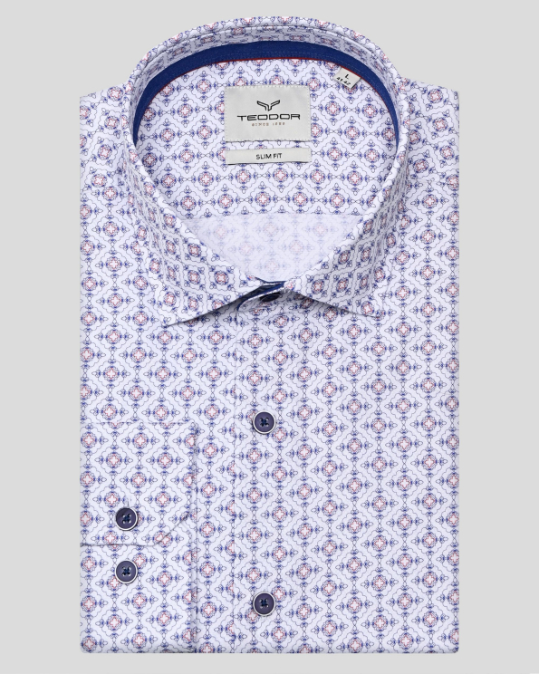 БЯЛА РИЗА В СИТНА СТРУКТУРА С КОНТРАСТЕН ФИГУРАЛЕН ПРИНТ 