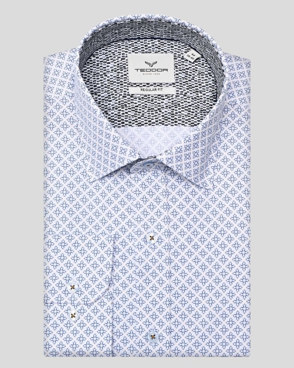 БЯЛА РИЗА В КОНТРАСТЕН ПРИНТ С ФИГУРАЛНИ МОТИВИ СВОБОДЕН СИЛУЕТ