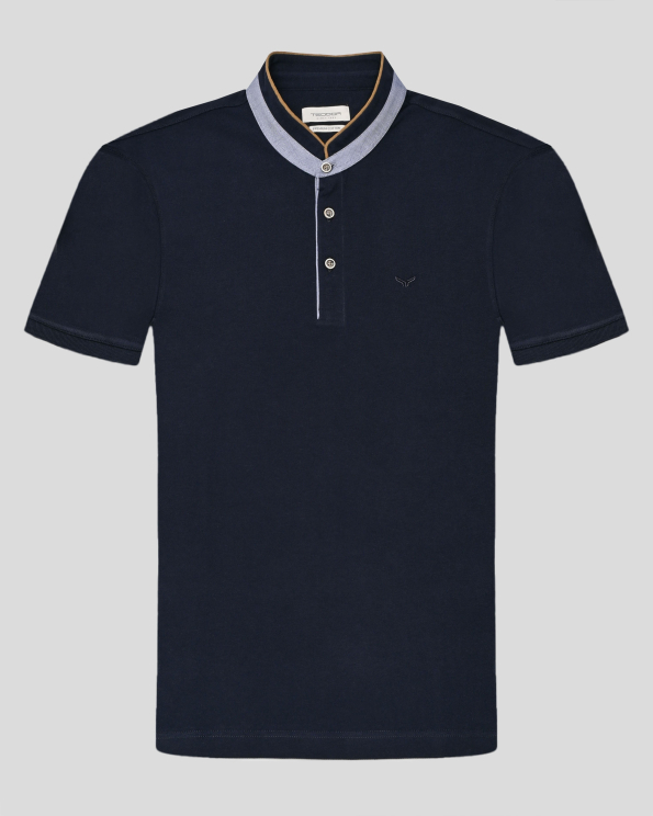 ТЪМНОСИНЯ СТРУКТУРНА ТЕНИСКА С ПОПСКА ЯКА И КОНТРАСТНА ГАРНИТУРА 