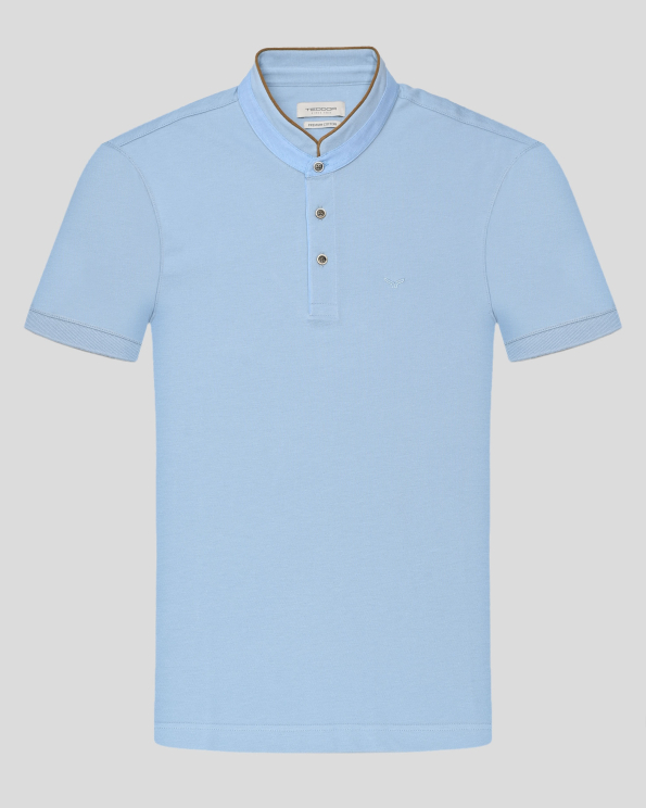 СВЕТЛОСИНЯ ТЕНИСКА С ПОПСКА ЯКА И КОНТРАСТНА ГАРНИТУРА 