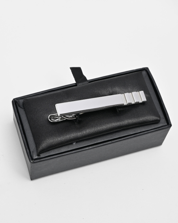 ЛУКСОЗНА СРЕБРИСТА ИГЛА ЗА  ВРАТОВРЪЗКА С РЕЛЕФНИ  ВЕРТИКАЛНИ ЛИНИИ