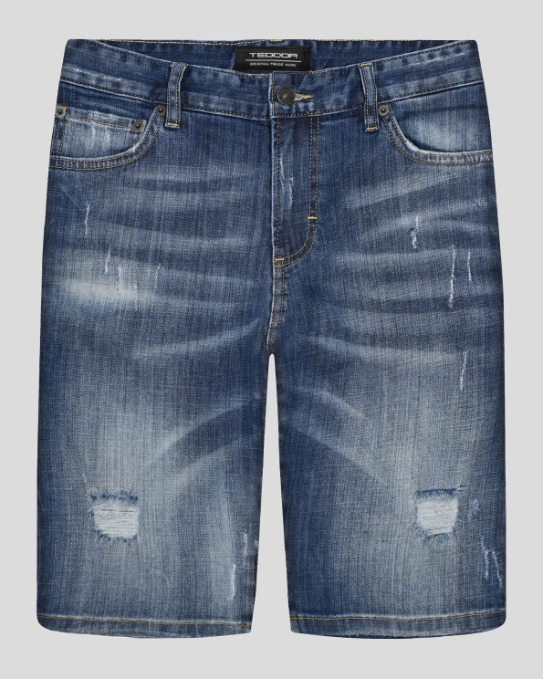 СРЕДНО СИНИ ДЪНКОВИ БЕРМУДИ С ДЕКОРАТИВНИ НАКЪСВАНИЯ И КОЖЕНА ЕМБЛЕМА