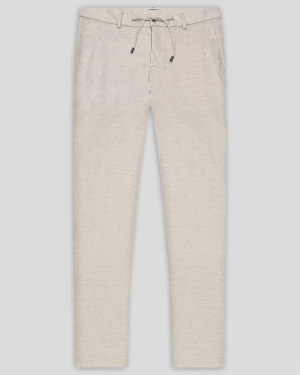 БЕЖОВ ЧИНО ПАНТАЛОН ОТ ПАМУК И ВИСКОЗА С МЕТАЛНО ЛОГО 