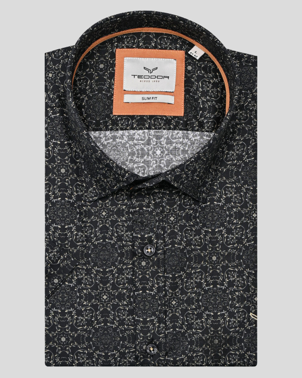 ЧЕРНА СТРУКТУРНА РИЗА С КЪС РЪКАВ В КОНТРАСТЕН ФЛОРАЛЕН ДЕСЕН