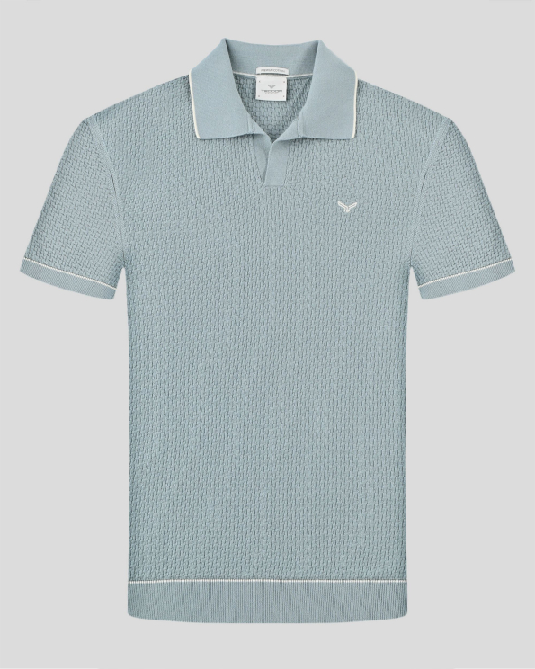 СВЕТЛОСИНЯ ПОЛО ТЕНИСКА ТИП ПЛЕТИВО С КОНТРАСТНА ДЕСЕНАЦИЯ 