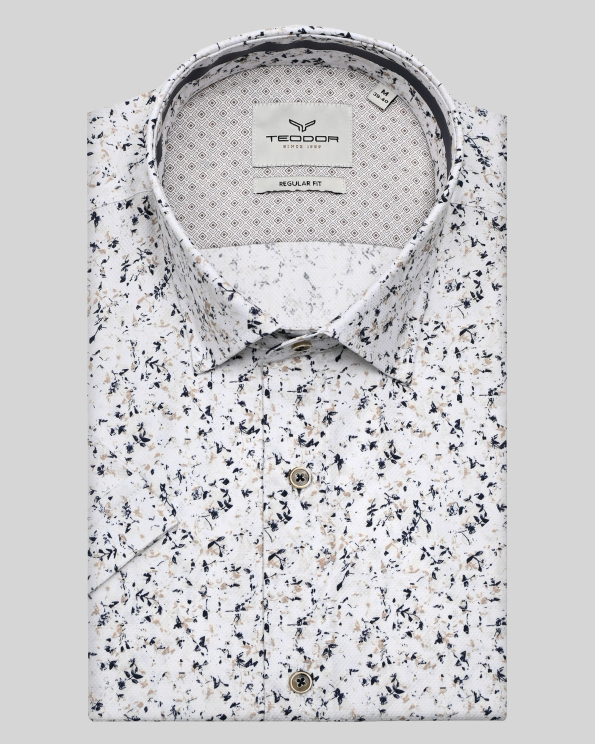 БЯЛА СТРУКТУРНА РИЗА С КЪС РЪКАВ В ДВУЦВЕТЕН КОНТРАСТЕН ПРИНТ 