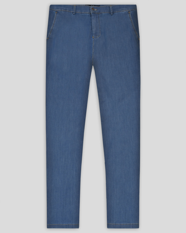 ДЕНИМ СИН ЧИНО ПАНТАЛОН С КОНТРАСТНИ ШЕВОВЕ И ЛОГО АКСЕСОАР