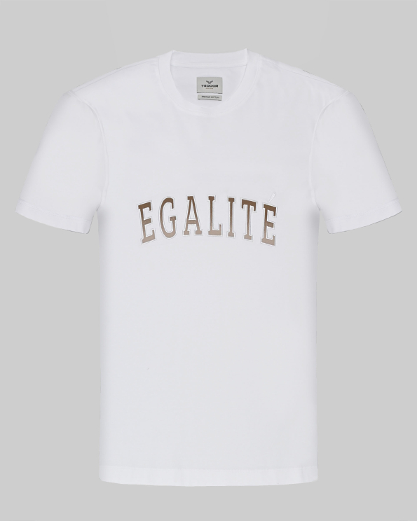 БЯЛА ТЕНИСКА С ОБЛО ДЕКОЛТЕ И КОНТРАСТЕН ПРИНТ С ПРЕЛИВАЩ НАДПИС 