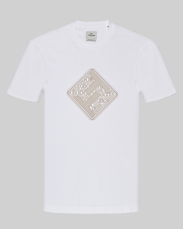 БЯЛА ТЕНИСКА С КОНТРАСТЕН ЛОГО ПРИНТ И БРОДЕРИЯ  ВЪВ ФОРМА НА РОМБ