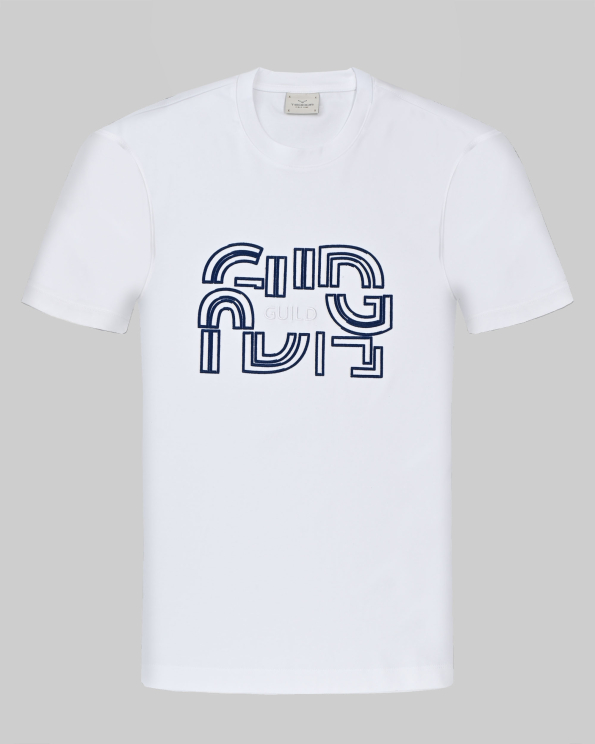 БЯЛА ТЕНИСКА С ОБЛО ДЕКОЛТЕ И КОНТРАСТНА БРОДЕРИЯ С ПЛЮШ ЕФЕКТ