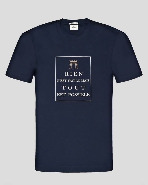 ТЪМНОСИНЯ ТЕНИСКА ОТ PREMIUM ПАМУК С ЕФЕКТЕН ПРИНТ В ПРЕДНА ЧАСТ