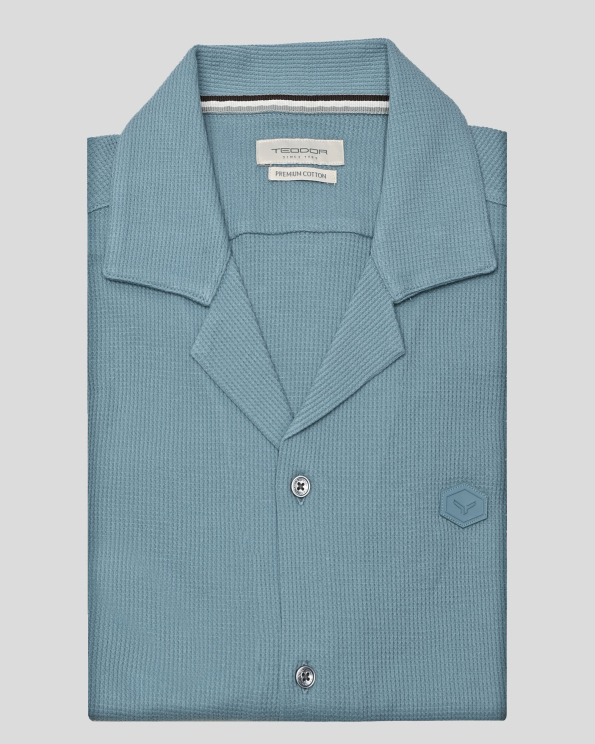 РИЗА С КЪС РЪКАВ ОТ СТРУКТУРНО PREMIUM ТРИКО В ПЕТРОЛЕНО СИНЬО