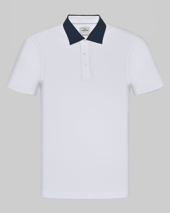 БЯЛА ТЕНИСКА ОТ PREMIUM ПАМУК С КОНТРАСТНА ЯКА  