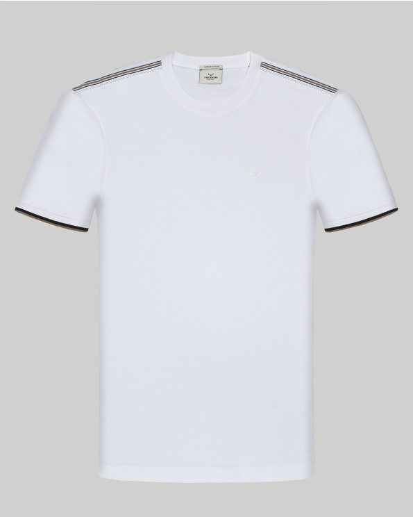 БЯЛА ТЕНИСКА ОТ ВИСОКОКАЧЕСТВЕН ПАМУК SUPIMA С КОНТРАСТНИ ДЕСЕНАЦИИ