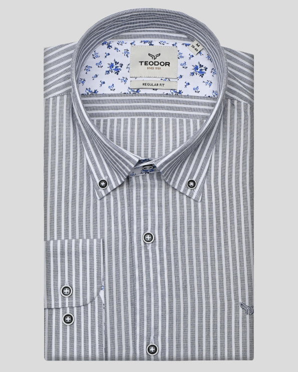 РИЗА В СИВО И БЯЛО РАЙЕ С КОНТРАСТНА ГАРНИТУРА И БРОДЕРИЯ ЛОГО