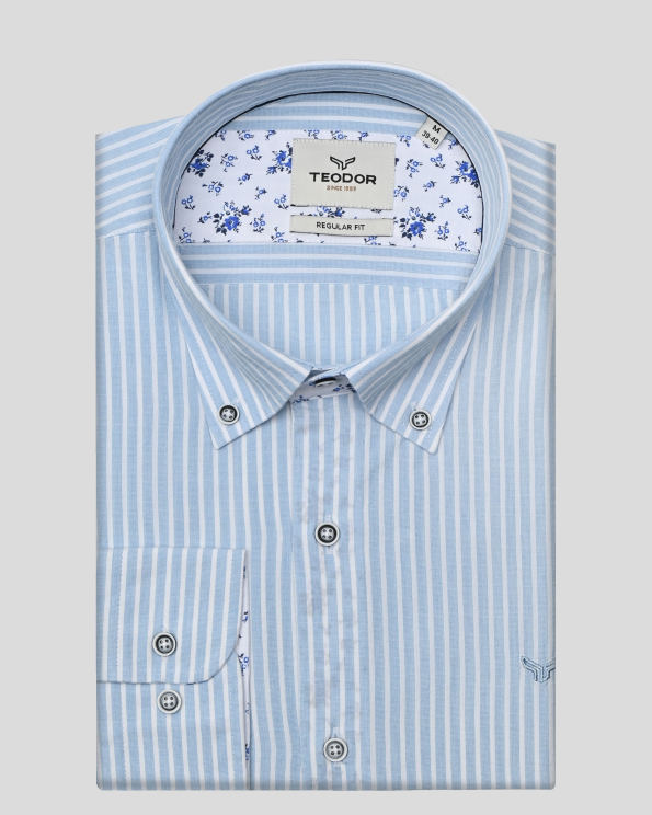 РИЗА В СИНЬО И БЯЛО РАЙЕ С БРОДЕРИЯ ЛОГО И КОНТРАСТНА ГАРНИТУРА