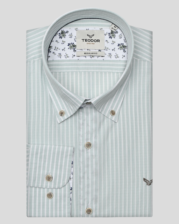 РИЗА В ЗЕЛЕНО И БЯЛО РАЙЕ С КОПЧЕТА НА ЯКАТА И КОНТРАСТНА ГАРНИТУРА