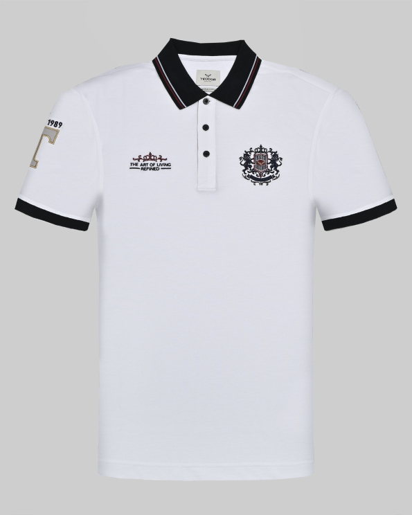 БЯЛА ТЕНИСКА ОТ PREMIUM ПАМУК С БРОДЕРИЯ ГЕРБ И КОНТРАСТНИ АКЦЕНТИ