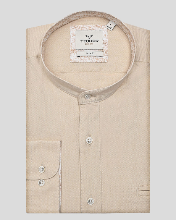 БЕЖОВА РИЗА С ПОПСКА ЯКА И НАВИВАЩИ СЕ РЪКАВИ ВТАЛЕН СИЛУЕТ