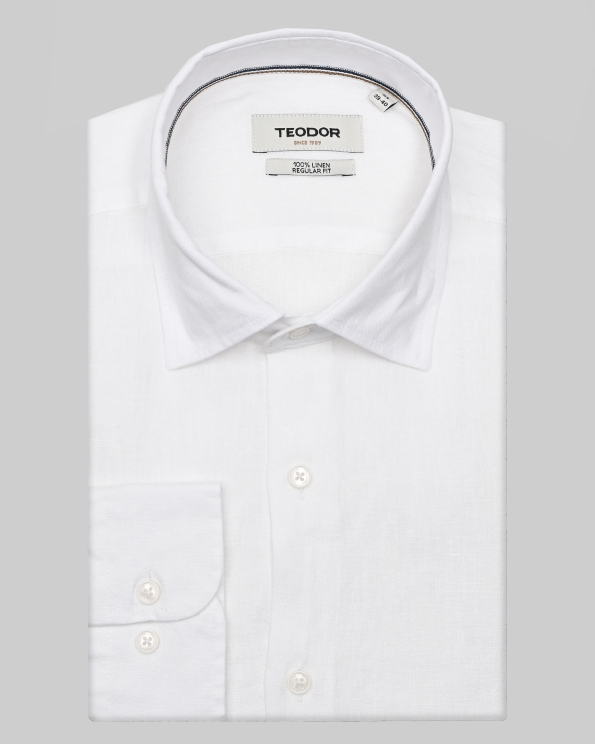 БЯЛА ЛЕНЕНА РИЗА С ТОНАЛНА БРОДЕРИЯ ЛОГО НА РЪКАВА