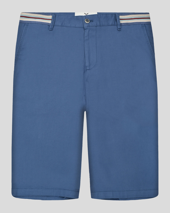 СРЕДНО СИНИ БЕРМУДИ С КОНТРАСТЕН ШИРИТ НА КОЛАНА