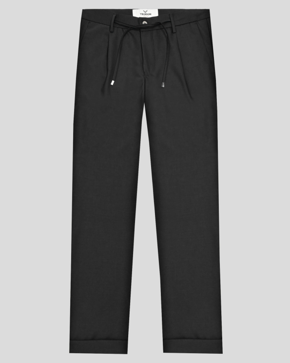 ЧЕРЕН ЧИНО ПАНТАЛОН С БАСТИ И ФИКСИРАН ШИРОК ПОДГЪВ