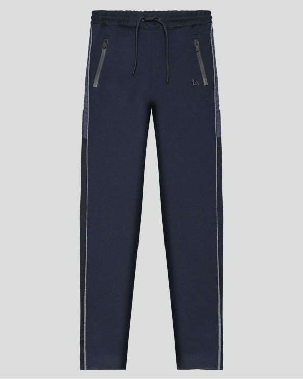 ТЪМНОСИНЬО СПОРТНО ДОЛНИЩЕ С КОНТРАСТНИ КАНТОВЕ И БРОДЕРИЯ ЛОГО