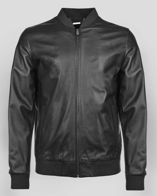 ЧЕРНО ЯКЕ ТИП БОМБЪР ОТ ГЛАДКА АГНЕШКА КОЖА С МЕТАЛНО ЛОГО